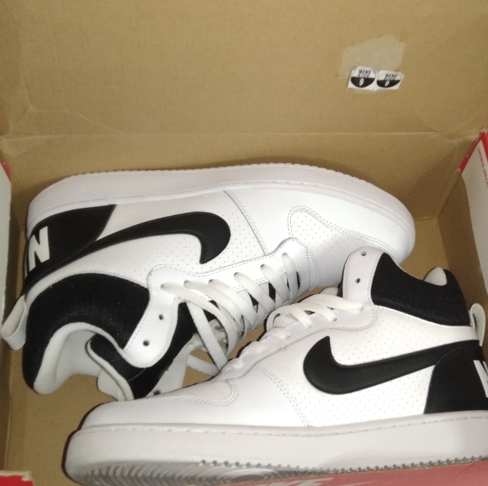 Nike Court Borough Mid